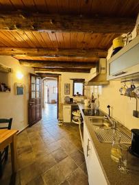 Venetian-style-house-with-a-well-in-the-historical-village-of-Chromonastiri_10