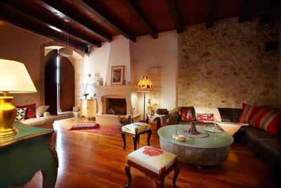 Stone-house-in-the-historical-village-of-Maroulas_5