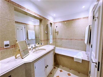 imgsecond-suite-bathroom