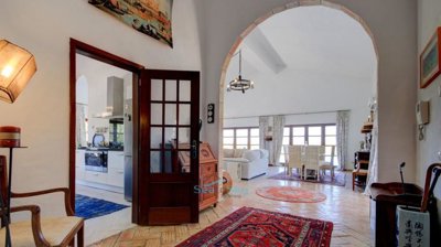 entrance hall with arch to living area