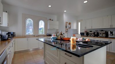 spacious fitted kitchen