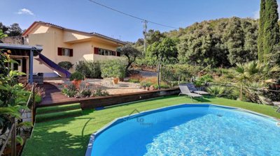 steps from patio to pool area