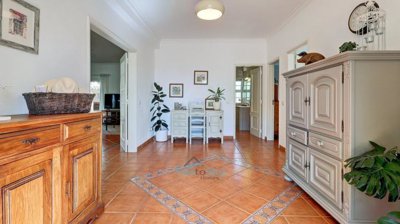 spacious entrance hall