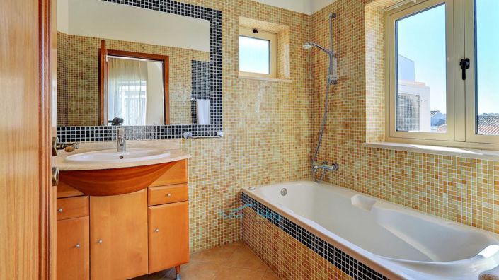 Image No.41-4 Bed House for sale