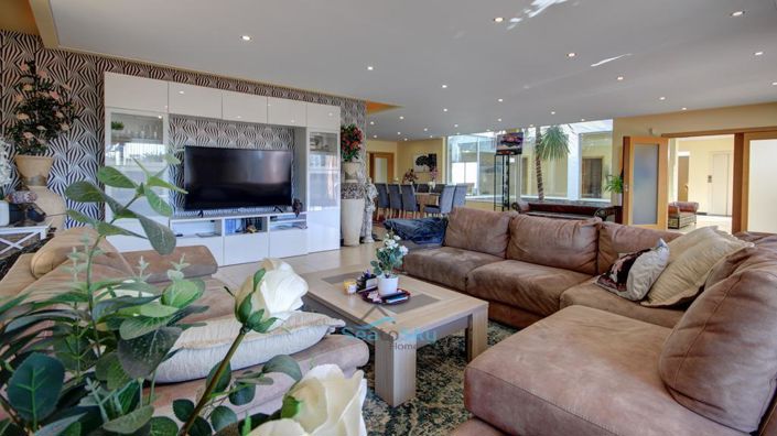 Image No.9-6 Bed House for sale