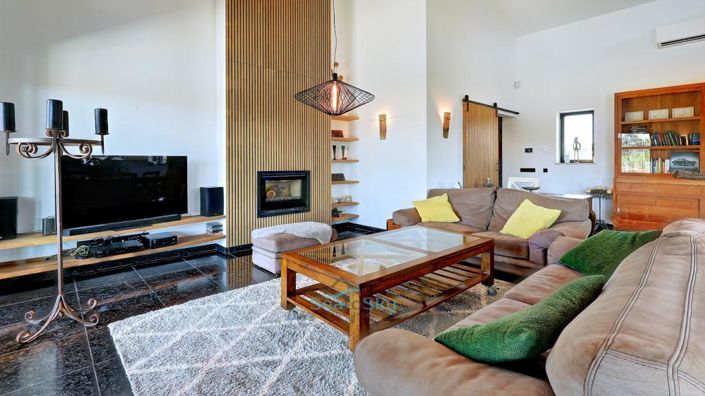 Image No.11-3 Bed House for sale