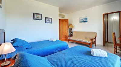 walk in wardrobe and en-suite