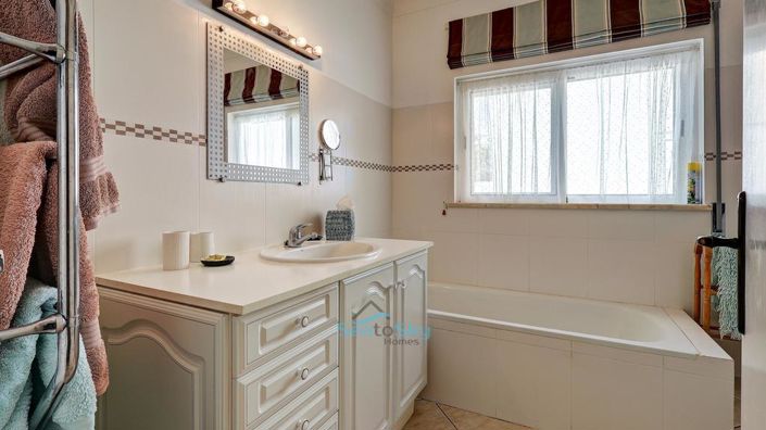 Image No.34-5 Bed House for sale