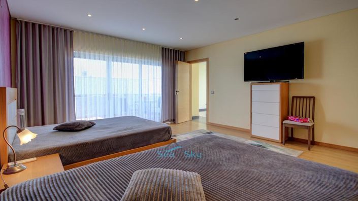 Image No.40-6 Bed House for sale