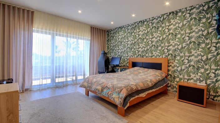 Image No.43-6 Bed House for sale