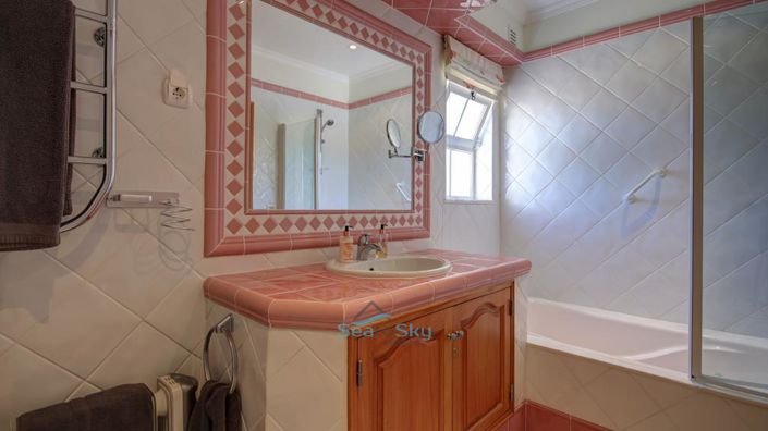 Image No.30-4 Bed House for sale