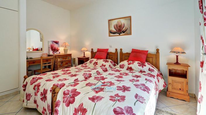 Image No.24-5 Bed House for sale