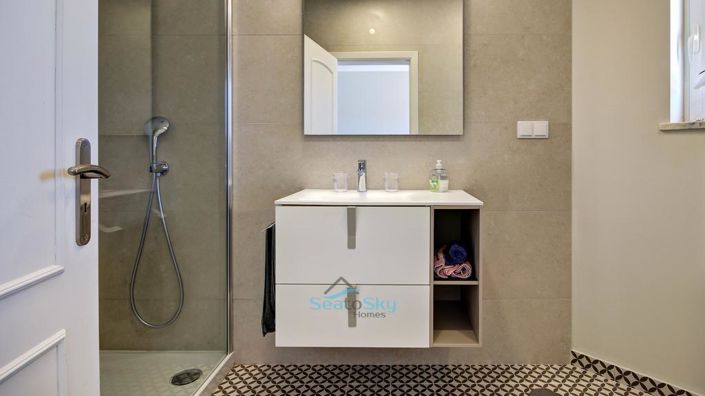 Image No.56-5 Bed House for sale