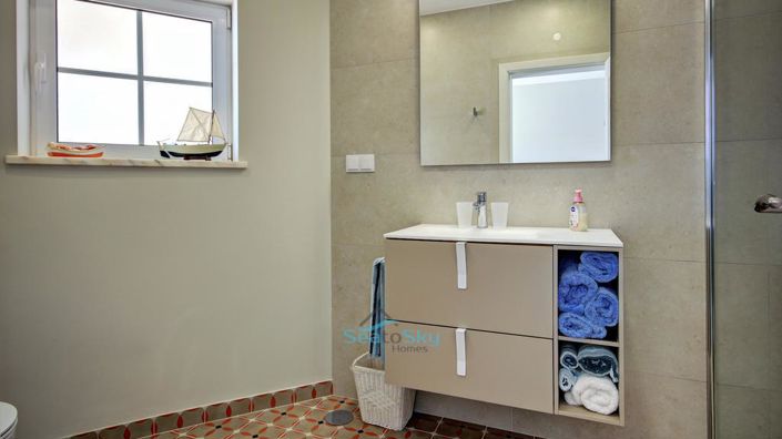 Image No.60-5 Bed House for sale