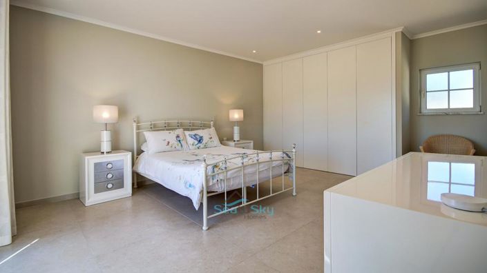 Image No.40-5 Bed House for sale