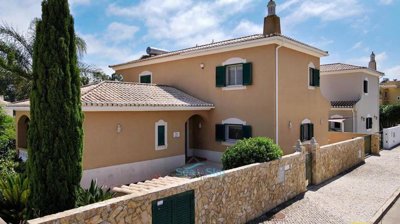 villa from the street