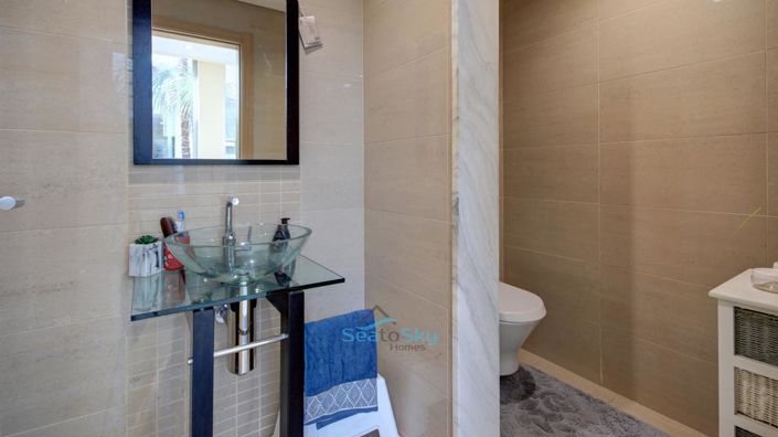 Image No.24-6 Bed House for sale