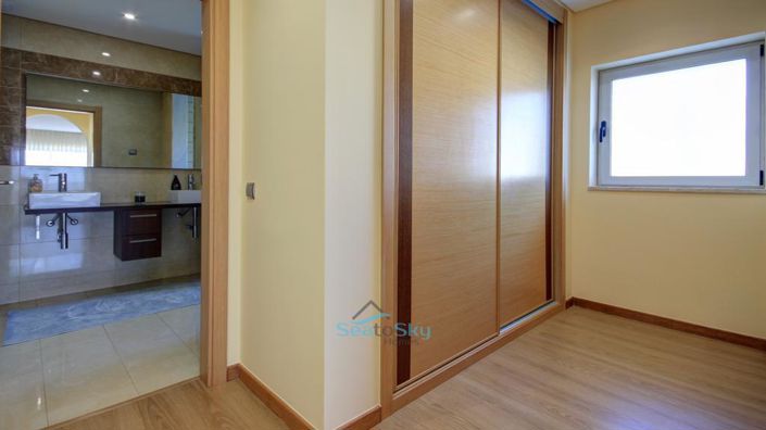 Image No.37-6 Bed House for sale