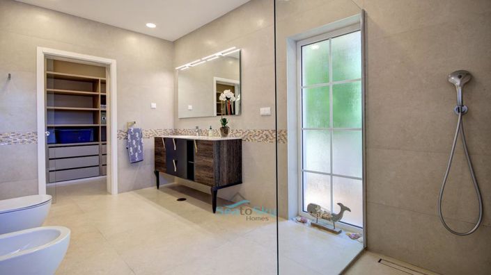 Image No.50-5 Bed House for sale