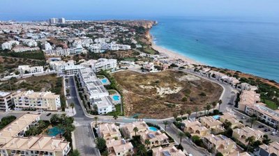 5 minute walk to the beach