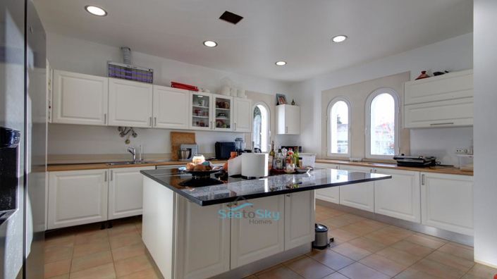 Image No.18-5 Bed House for sale