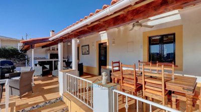 covered entertainment terrace