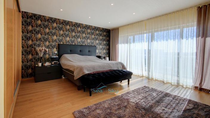 Image No.26-6 Bed House for sale