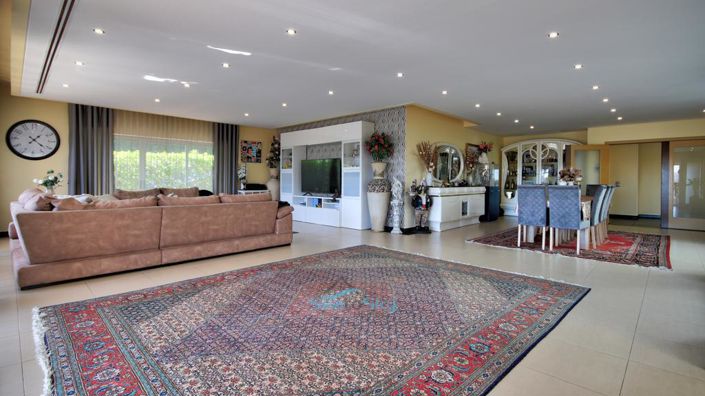 Image No.8-6 Bed House for sale