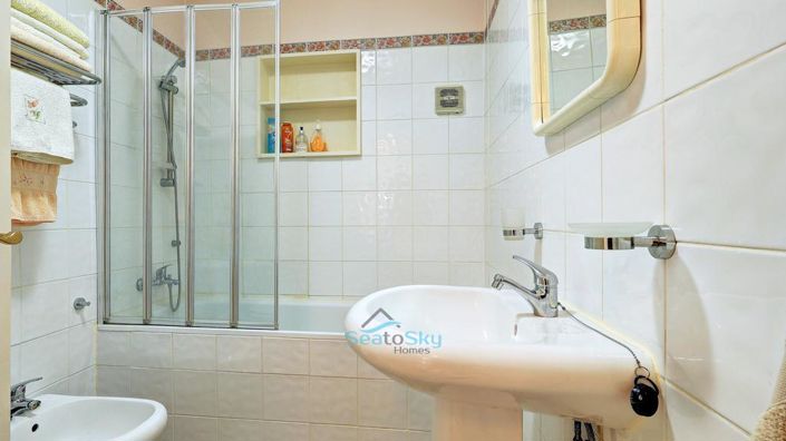 Image No.42-5 Bed House for sale