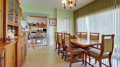 dining area through to kitchen