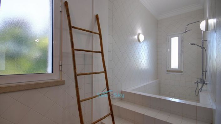 Image No.61-5 Bed House for sale