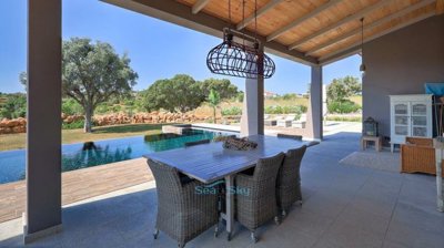 plenty of space for alfresco dining