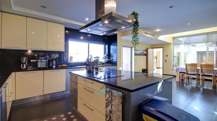 Image No.20-6 Bed House for sale