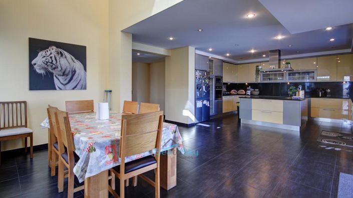 Image No.21-6 Bed House for sale