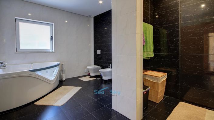 Image No.32-6 Bed House for sale