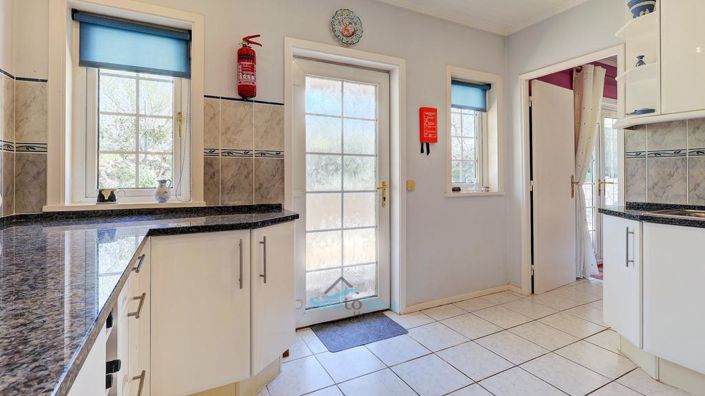 Image No.17-5 Bed House for sale