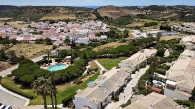 5 min walk to budens village, 3kms to salema beach