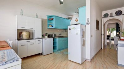 eat-in kitchen