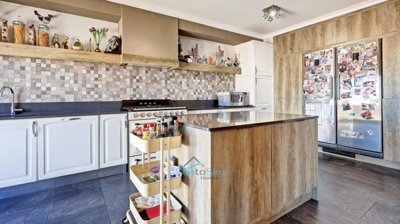 large fridge/freezer, built-in washing machine/dryer