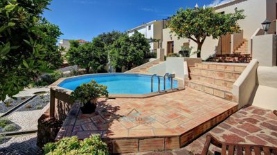 house, pool & garden in historic centre