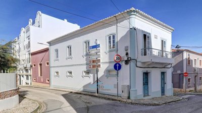 located in the heart of lagoa