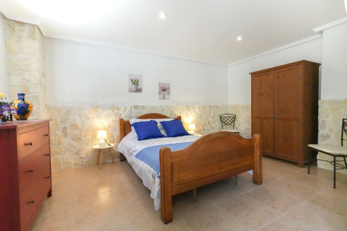 Image No.8-4 Bed Property for sale