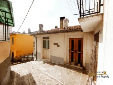 07-Incredible-town-house-with-Lake-view-roof-terrace-for-sale-Colledimezzo-Italy