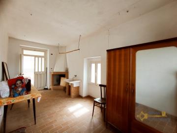 31-Perfect-condition-town-house-with-unique-view-Italy-Colledimezzo