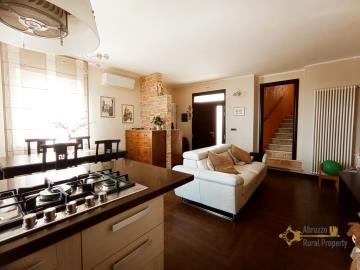 03-Completely-restored-town-house-with-small-garden-for-sale-Italy
