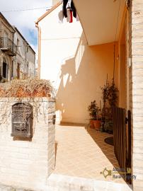 05-Completely-restored-town-house-with-small-garden-for-sale-Italy