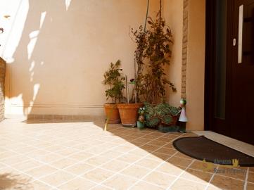 06-Completely-restored-town-house-with-small-garden-for-sale-Italy