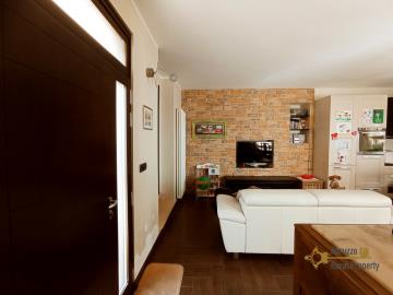 07-Completely-restored-town-house-with-small-garden-for-sale-Italy