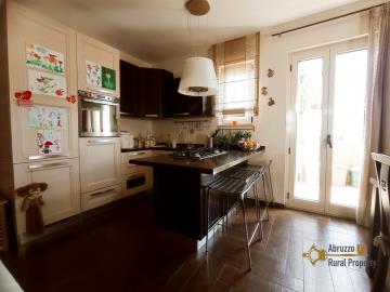 09-Completely-restored-town-house-with-small-garden-for-sale-Italy