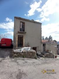 31-Completely-restored-town-house-with-small-garden-for-sale-Italy